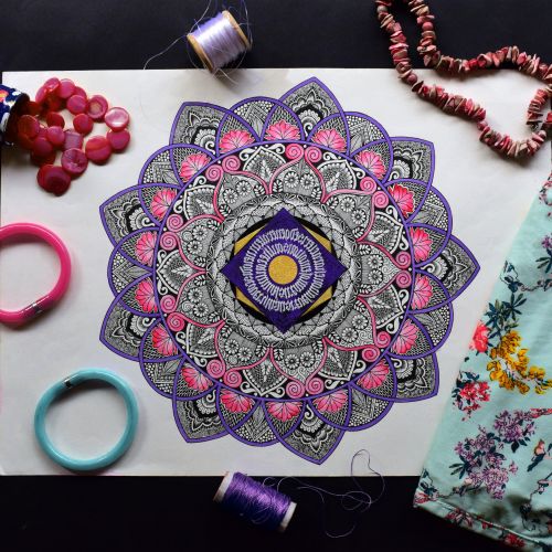 Explore serenity with mandalas: a beneficial practice for the mind.